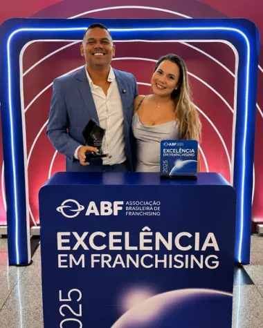 Equipe da Santa Carga no palco do prêmio ABF Excelência em Franchising 2025