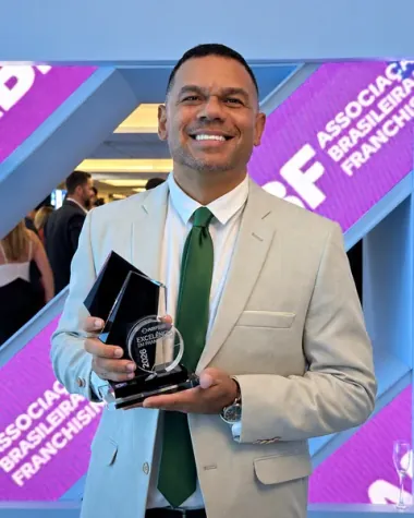 Representante da Santa Carga com o troféu ABF Excelência em Franchising 2026