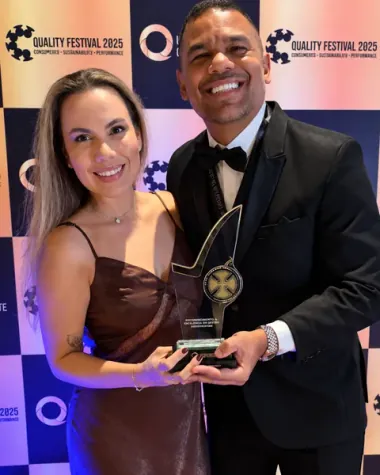 Equipe da Santa Carga com o troféu do Latin American Quality Awards 2025