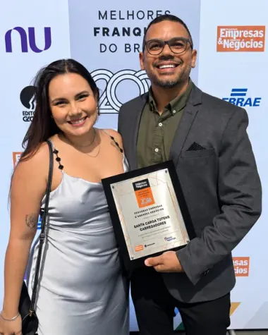 Equipe da Santa Carga com a placa de Melhores Franquias do Brasil da PEGN 2024